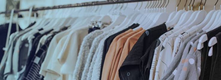 Arara com roupas em diferentes cores e tecidos